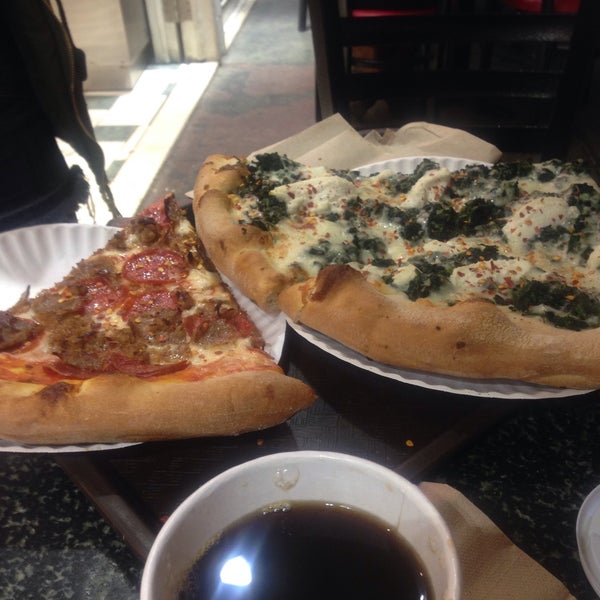 12/26/2015 tarihinde Lourdes R.ziyaretçi tarafından Ray&#39;s Pizza'de çekilen fotoğraf