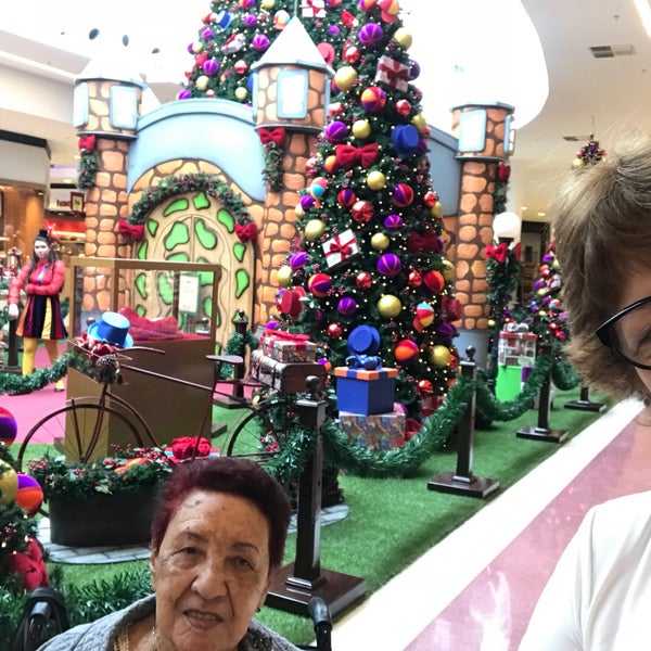11/6/2017 tarihinde Elizabeth P.ziyaretçi tarafından Grand Plaza Shopping'de çekilen fotoğraf