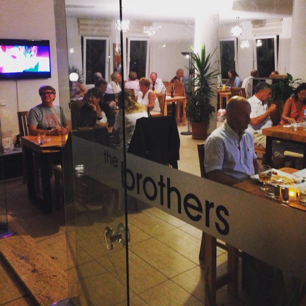 Foto tirada no(a) The Brothers Cafe&amp;Restaurant por Mehmet K. em 11/4/2015