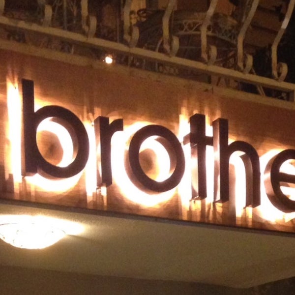 Foto tirada no(a) The Brothers Cafe&amp;Restaurant por Mehmet K. em 5/10/2015