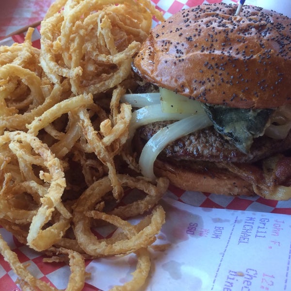 Снимок сделан в Chip&#39;s Old Fashioned Hamburgers пользователем Michael P. 4/9/2014