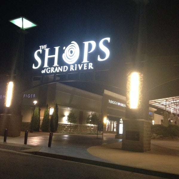 รูปภาพถ่ายที่ The Outlet Shops of Grand River โดย Adriana C. เมื่อ 10/24/2013