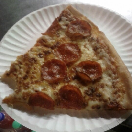 Foto tomada en Joe&#39;s Pizza Buy the Slice  por Jarrod T. el 2/7/2013