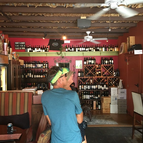 Foto tirada no(a) Vinos On Duval por Randy L. em 8/8/2016
