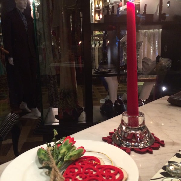 Das Foto wurde bei Elegantology Gallery &amp; Restaurant von lazybun.com am 2/14/2015 aufgenommen