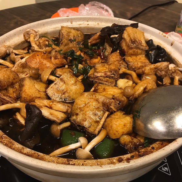 Foto scattata a Qi Wei Chicken Claypot 奇味鸡煲 da Akiva W. il 11/7/2018