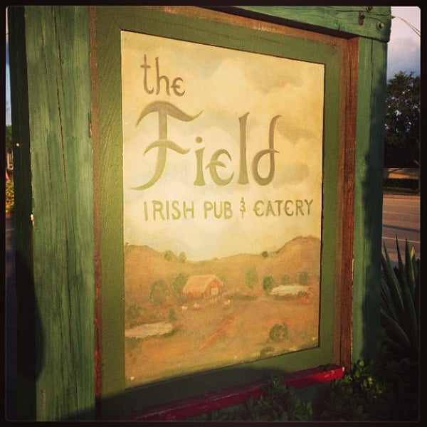 รูปภาพถ่ายที่ The Field Irish Pub &amp; Eatery โดย Cheyne C. เมื่อ 5/16/2013