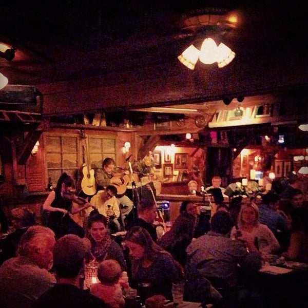 รูปภาพถ่ายที่ The Field Irish Pub &amp; Eatery โดย Cheyne C. เมื่อ 2/16/2013