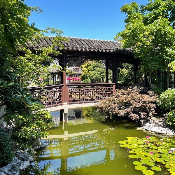 Foto diambil di Lan Su Chinese Garden oleh ed p. pada 7/21/2022