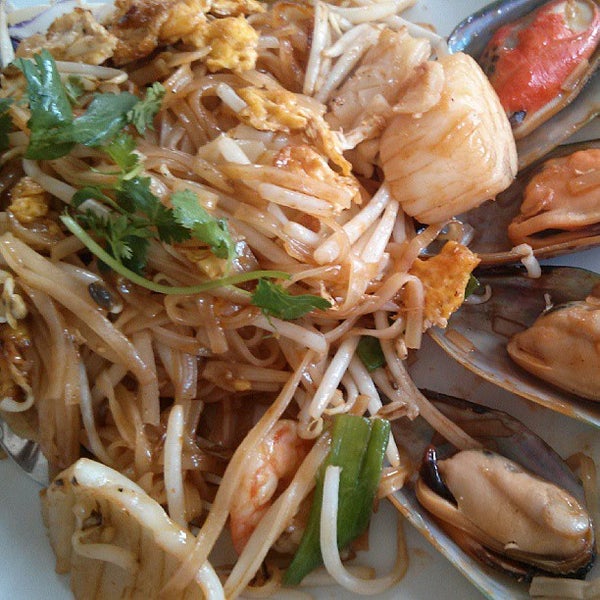 รูปภาพถ่ายที่ Amarin Thai Restaurant โดย Jay L. เมื่อ 6/9/2013