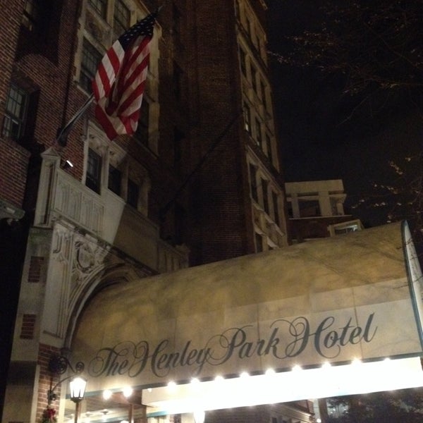 รูปภาพถ่ายที่ The Henley Park Hotel โดย Matteo Z. เมื่อ 12/31/2013