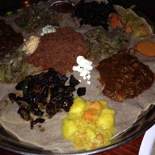 Foto tirada no(a) Etete Ethiopian Cuisine por Matteo Z. em 1/1/2014