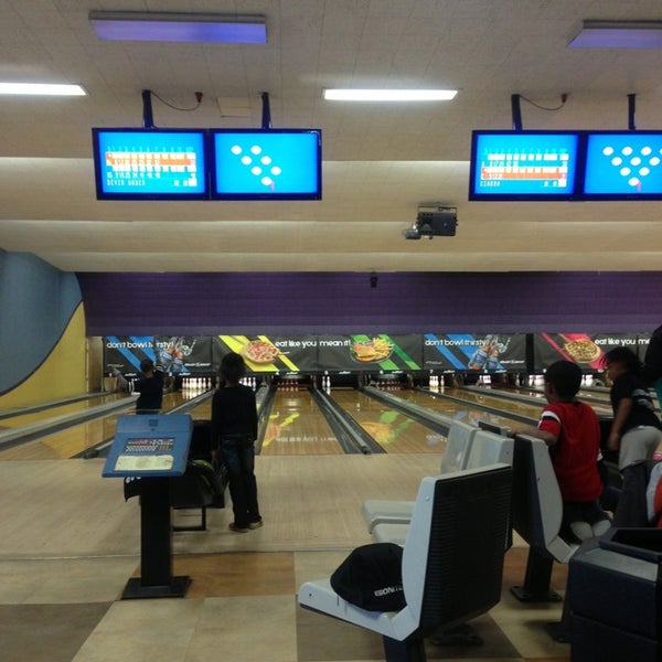 Foto scattata a AMF Marlow Heights Lanes da Dare J. il 2/9/2013