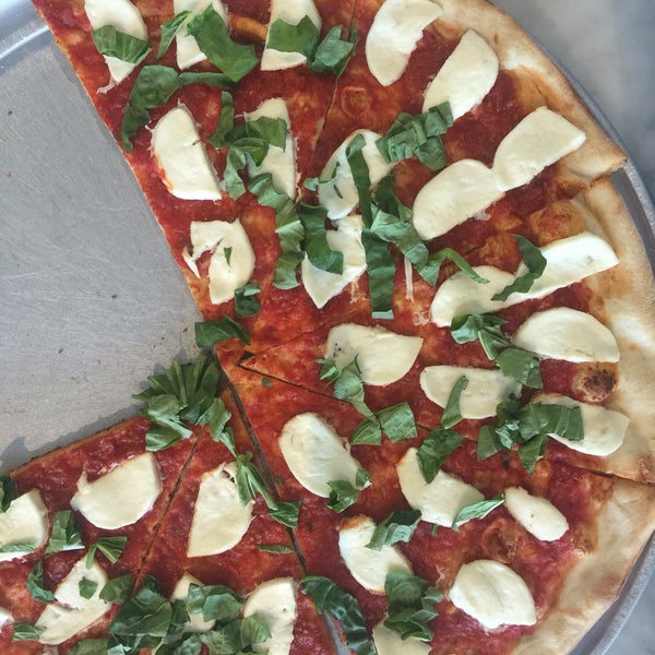 6/22/2016에 David H.님이 Joe&#39;s Pizza - Hollywood Blvd에서 찍은 사진