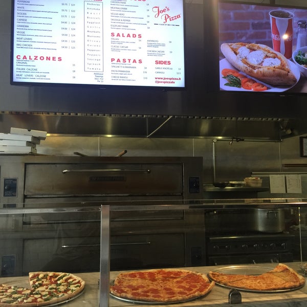 Foto diambil di Joe&#39;s Pizza - Hollywood Blvd oleh David H. pada 6/3/2016