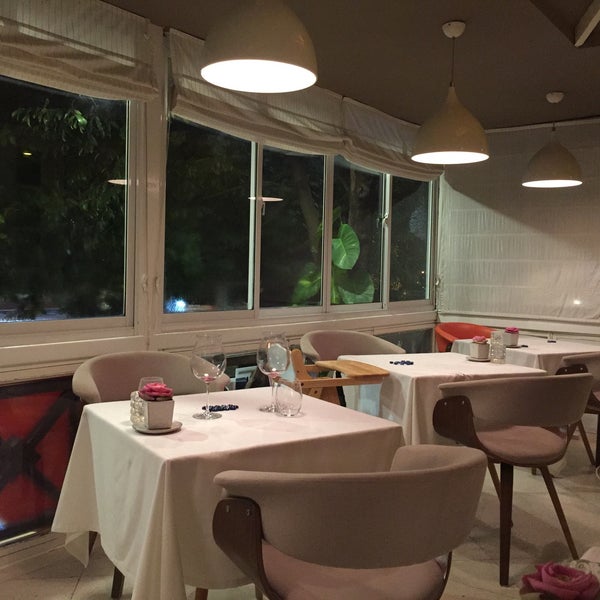 Foto tirada no(a) Embassy Restaurant por chiaki p. em 9/21/2018