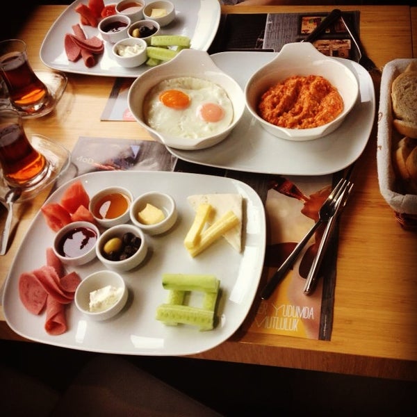 2 kişilik kahvaltı tabağı+Menemen ya da omlet+Sınırsız Çay:20 TL(Bu fiyat Grupanya Kuponu olanlar içindir.30 Nisana kadar geçerli :)Mod Cafe.Kadıköy/Koşuyolu