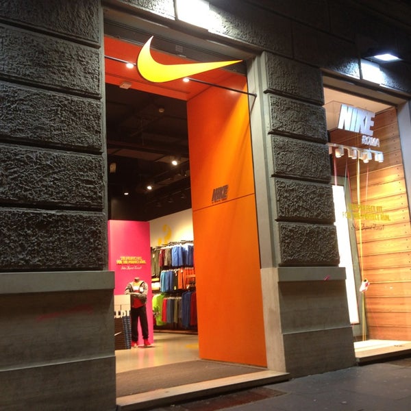 2/12/2013 tarihinde Sara L.ziyaretçi tarafından Nike Store Cola di Rienzo'de çekilen fotoğraf