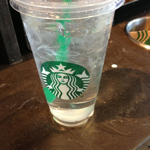 Das Foto wurde bei Starbucks von GoLacey Go am 12/18/2013 aufgenommen
