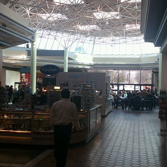 รูปภาพถ่ายที่ Eglinton Square Shopping Centre โดย Toli M. เมื่อ 3/5/2013