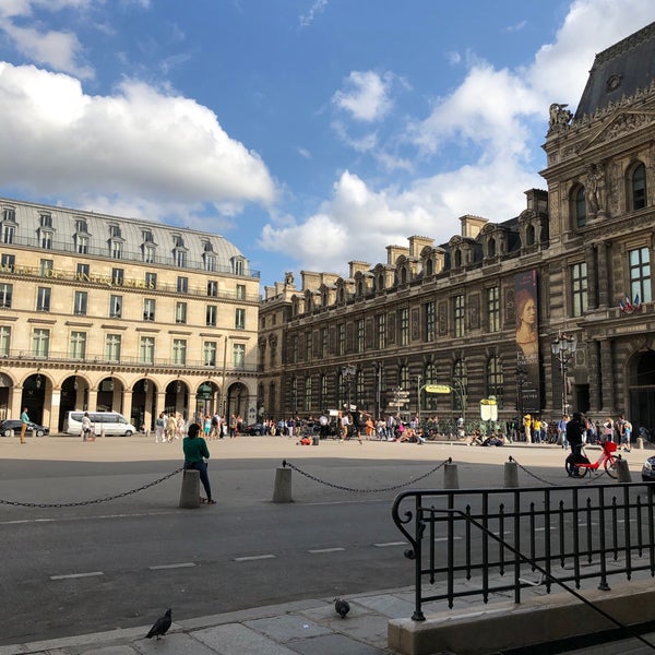 Foto scattata a La Brasserie du Louvre da Ellooloo K. il 7/27/2019