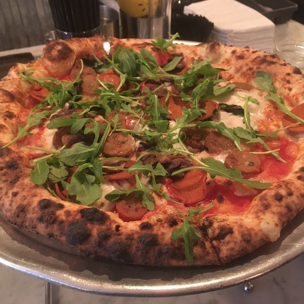 Foto diambil di Tufino Pizzeria oleh Sarah L. pada 1/1/2019
