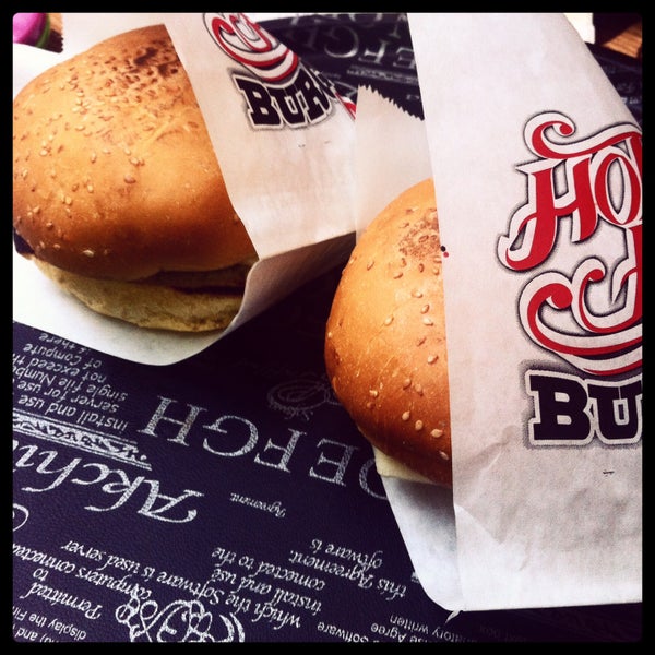 12/15/2014 tarihinde Ιωάννα Σ.ziyaretçi tarafından Hot Hot Burger Bar'de çekilen fotoğraf