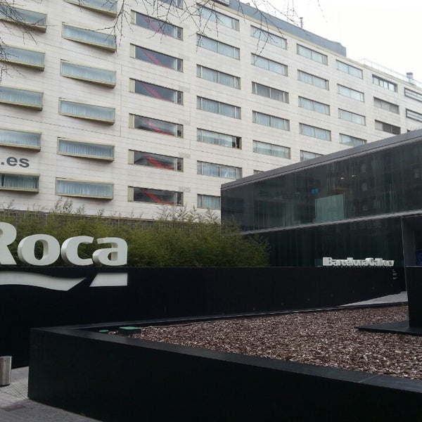 Interesante showroom de Roca donde ver sus colecciones e interactuar con muchos de sus productos.
