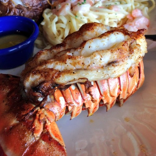 Photo taken at Red Lobster by jorgelugo on 8/27/2013