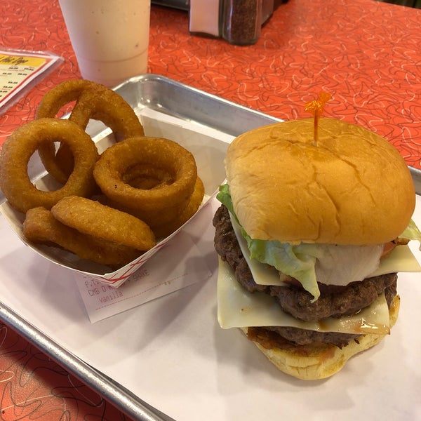 Foto scattata a Moe&#39;s Burger Joint da Eduardo M. il 4/25/2018