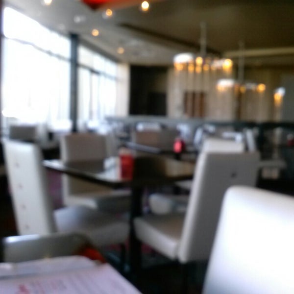 รูปภาพถ่ายที่ Lucy Restaurant โดย Jan P. เมื่อ 6/3/2013
