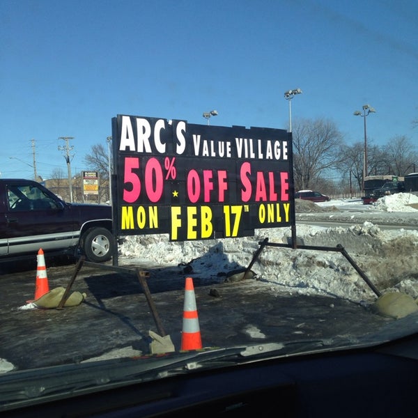รูปภาพถ่ายที่ Arc&#39;s Value Village โดย Matt H. เมื่อ 2/10/2014