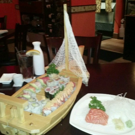 Foto tirada no(a) Yoshimama Japanese Fusion &amp; Sushi Bar por Kate B. em 2/14/2013