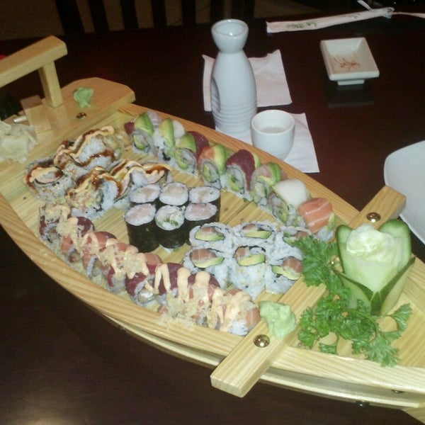 Foto tirada no(a) Yoshimama Japanese Fusion &amp; Sushi Bar por Kate B. em 6/8/2013