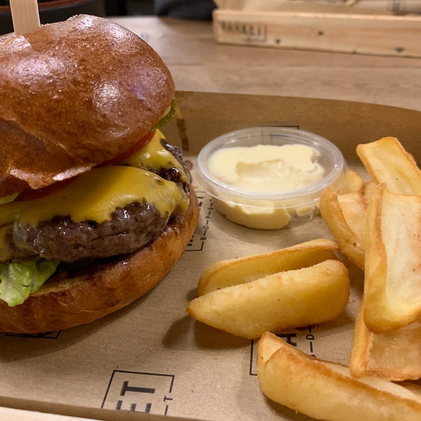 1/11/2019 tarihinde Kobi K.ziyaretçi tarafından Burger Market - Király u.'de çekilen fotoğraf
