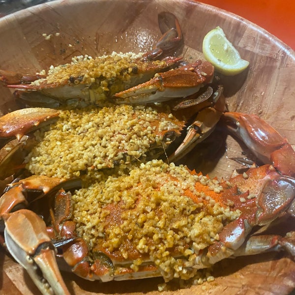 Foto scattata a Blue Claw Seafood &amp; Crab Eatery da Tashea G. il 6/4/2023