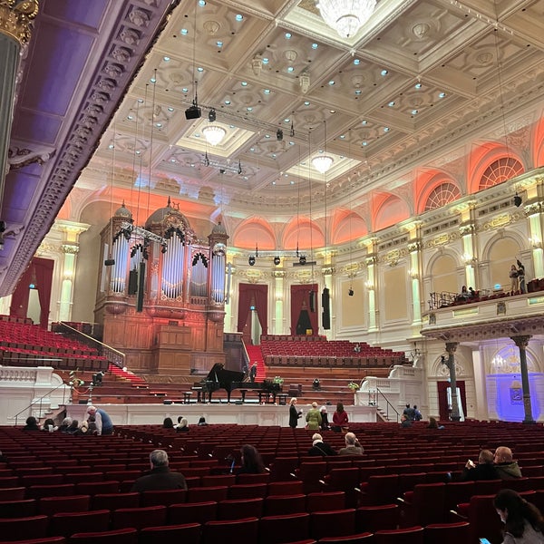 Foto diambil di Het Concertgebouw oleh Viktor Ó. pada 10/11/2022