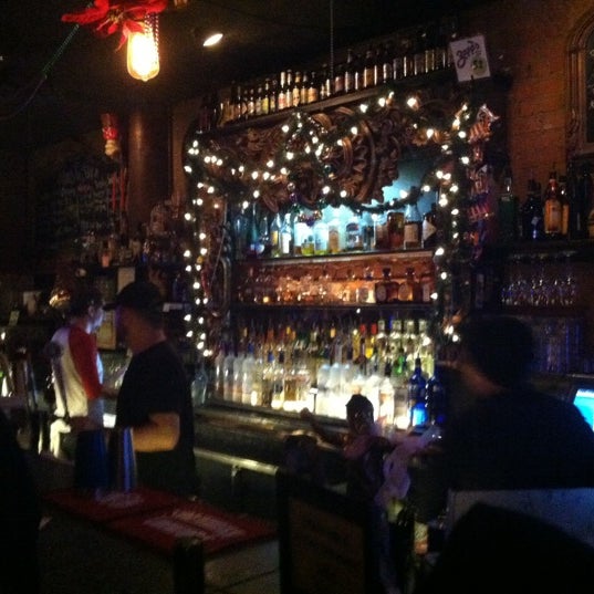 รูปภาพถ่ายที่ The Quarter Bar โดย Chris S. เมื่อ 12/15/2012