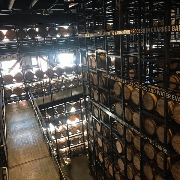 Foto diambil di O﻿l﻿d﻿ ﻿F﻿o﻿r﻿e﻿s﻿t﻿e﻿r﻿ ﻿D﻿i﻿s﻿t﻿i﻿l﻿l﻿ing Co. oleh Adam K. pada 8/11/2019