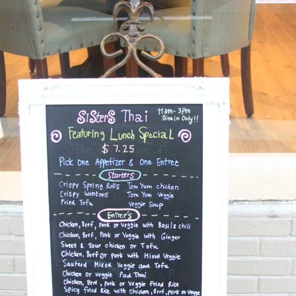 Das Foto wurde bei Sisters Thai The Living Room Cafe von Sumontita D. am 1/15/2013 aufgenommen