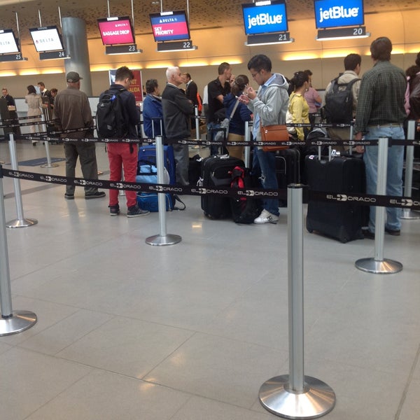 Foto diambil di Aeropuerto Internacional El Dorado (BOG) oleh Diego T. pada 5/15/2013