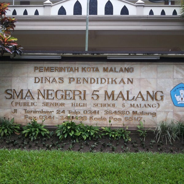 Foto tirada no(a) SMA Negeri 5 Malang por Krisna D. em 12/18/2013