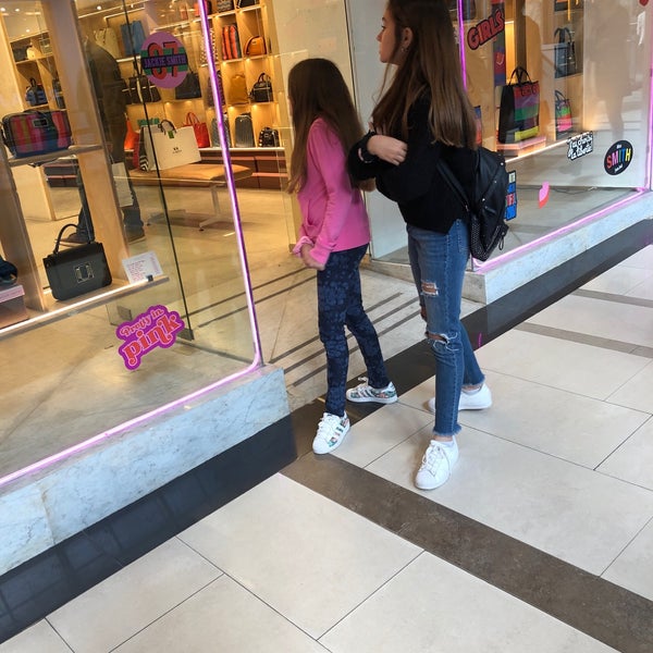 รูปภาพถ่ายที่ Alto Palermo Shopping โดย Ariel P. เมื่อ 8/4/2019