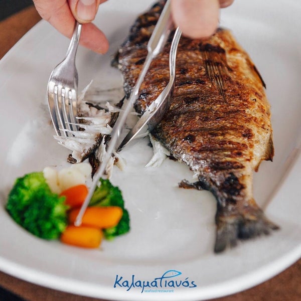 Foto scattata a Kalamatianos Seafood Restaurant da Kalamatianos S. il 8/4/2019