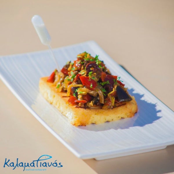 Das Foto wurde bei Kalamatianos Seafood Restaurant von Kalamatianos S. am 8/25/2017 aufgenommen