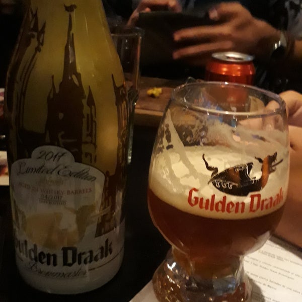 Gulden Draak es un bar imperdible si disfrutas de la cerveza y comida Belga. Recomiendo bastante G.D. Brewmasters y G.D. Quad 9000. También estuvo excelente la comida: hamburguesa estilo belga.