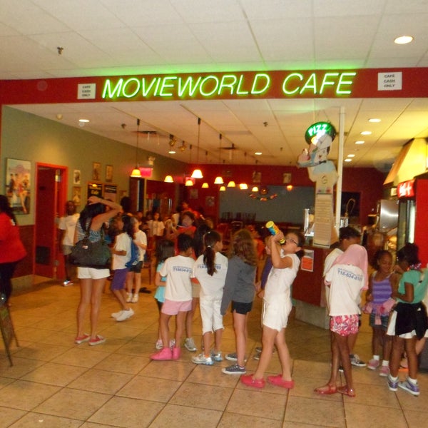 9/27/2013にDouglaston MovieworldがDouglaston Movieworldで撮った写真