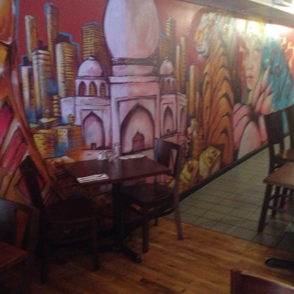 Das Foto wurde bei Khushboo Indian Restaurant von Alexander F. am 9/30/2014 aufgenommen