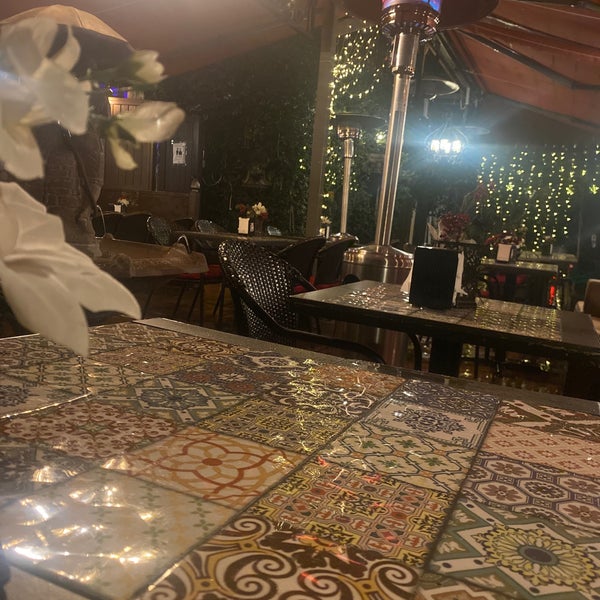 Foto tirada no(a) Liwan Restaurant &amp; Hookah Lounge por Mo em 12/24/2021