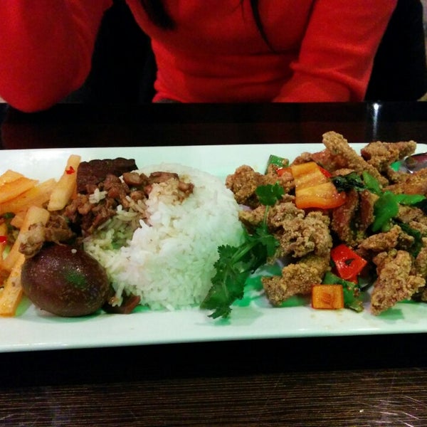 Photo taken at Izzo Restaurant Taiwanese Fusion by Stanley C. on 12/19/2013